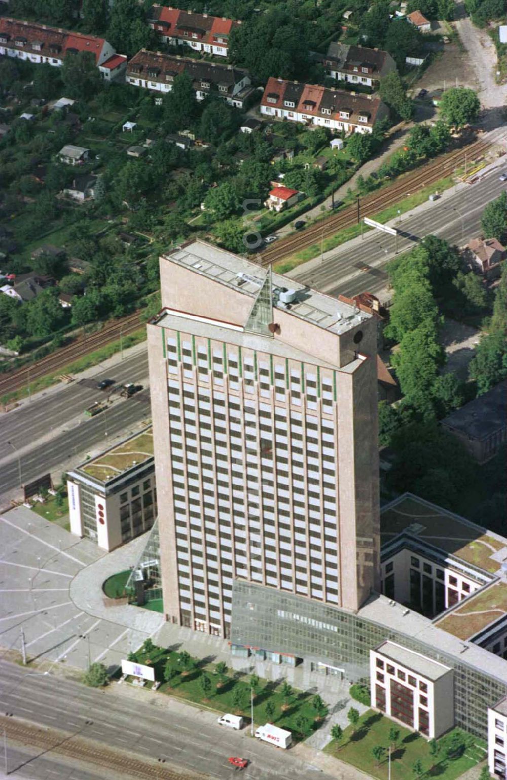 Berlin - Marzahn from above - Bürohochhaus Pyramide in Marzahn / Rhinstr.