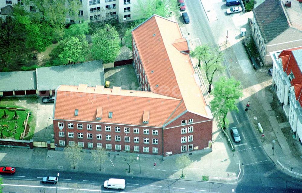 Berlin-Lichtenberg from above - Bürohäuser im Bereich Straße am Tierpark / A.-Kowalke-Straße in Berlin-Lichtenberg.