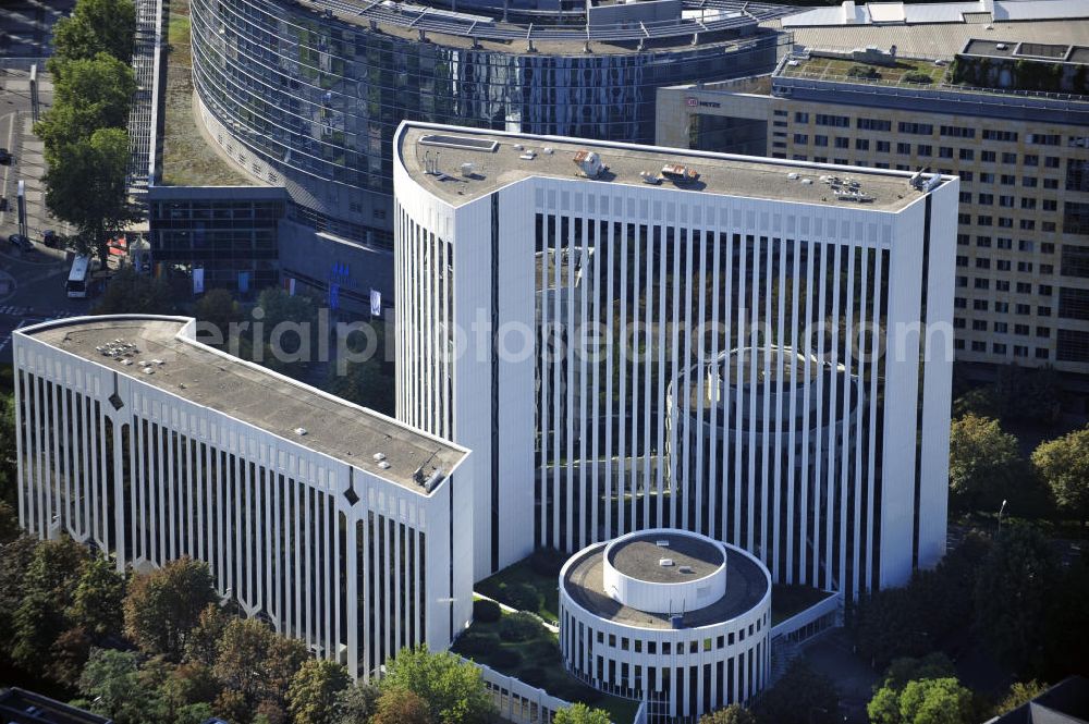 Aerial image Frankfurt am Main - Bürokomplex Poseidonhaus vor der Sanierung / Erweiterung an der Theodor-Heuss-Allee in Frankfurt-Westend, Hessen. Bauherr ist die DEKA Immobilien Investment GmbH, für die Planung der Renovierung ist das Architekturbüro schneider+schumacher zuständig. Office block Poseidon-haus before reconstruction / rebuild at the alley Theodor Heuss Allee in Frankfurt-Westend, Hessen. Building owner is the company DEKA Immobilien Investment gmbH, responsible for the design is the architectural office schneider+schumacher.