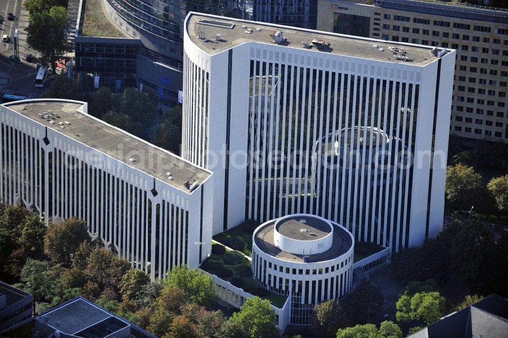 Aerial photograph Frankfurt am Main - Bürokomplex Poseidonhaus vor der Sanierung / Erweiterung an der Theodor-Heuss-Allee in Frankfurt-Westend, Hessen. Bauherr ist die DEKA Immobilien Investment GmbH, für die Planung der Renovierung ist das Architekturbüro schneider+schumacher zuständig. Office block Poseidon-haus before reconstruction / rebuild at the alley Theodor Heuss Allee in Frankfurt-Westend, Hessen. Building owner is the company DEKA Immobilien Investment gmbH, responsible for the design is the architectural office schneider+schumacher.