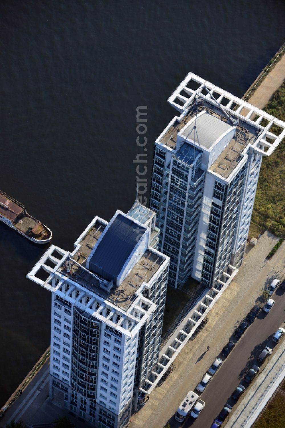 Berlin from the bird's eye view: View at the towers of the TwinTowers office complex on the Spree in district Treptow in Berlin. The Twin Towers consists of three buildings: the at the water edge of the Spree located towers, the square 1 and the square 2. Responsible for the buildings is the real estate WALTER EAW Berlin GbR. Completed in 1997 the object was designed by the architects Kieferle & Partners