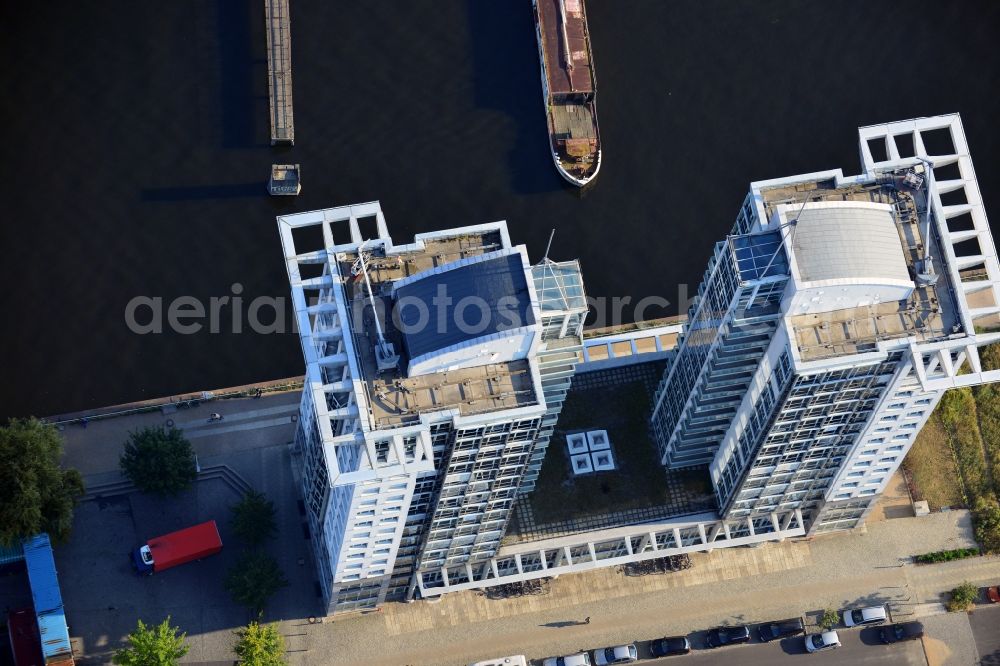 Aerial image Berlin - View at the towers of the TwinTowers office complex on the Spree in district Treptow in Berlin. The Twin Towers consists of three buildings: the at the water edge of the Spree located towers, the square 1 and the square 2. Responsible for the buildings is the real estate WALTER EAW Berlin GbR. Completed in 1997 the object was designed by the architects Kieferle & Partners