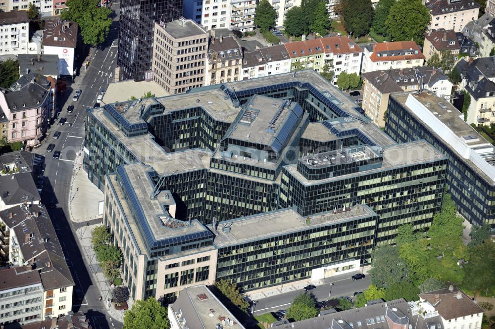 Aerial photograph Frankfurt am Main - Bürokomplex WestendCarree zwischen Grüneburgweg und Gervinusstraße in Frankfurt-Westend, Hessen. Hauptpächter sind die Unternehmen Crytek, Natixis und Altira. Eigentümer ist das Immobilienunternehmen Tishman Speyer. Office block Westend Carree between the streets Grüneburgweg und Gervinusstrasse in Frankfurt Westend, Hessen. Main tenant is Crytek, Natixis and Altira. Owner ist the estate company Tishman speyer.