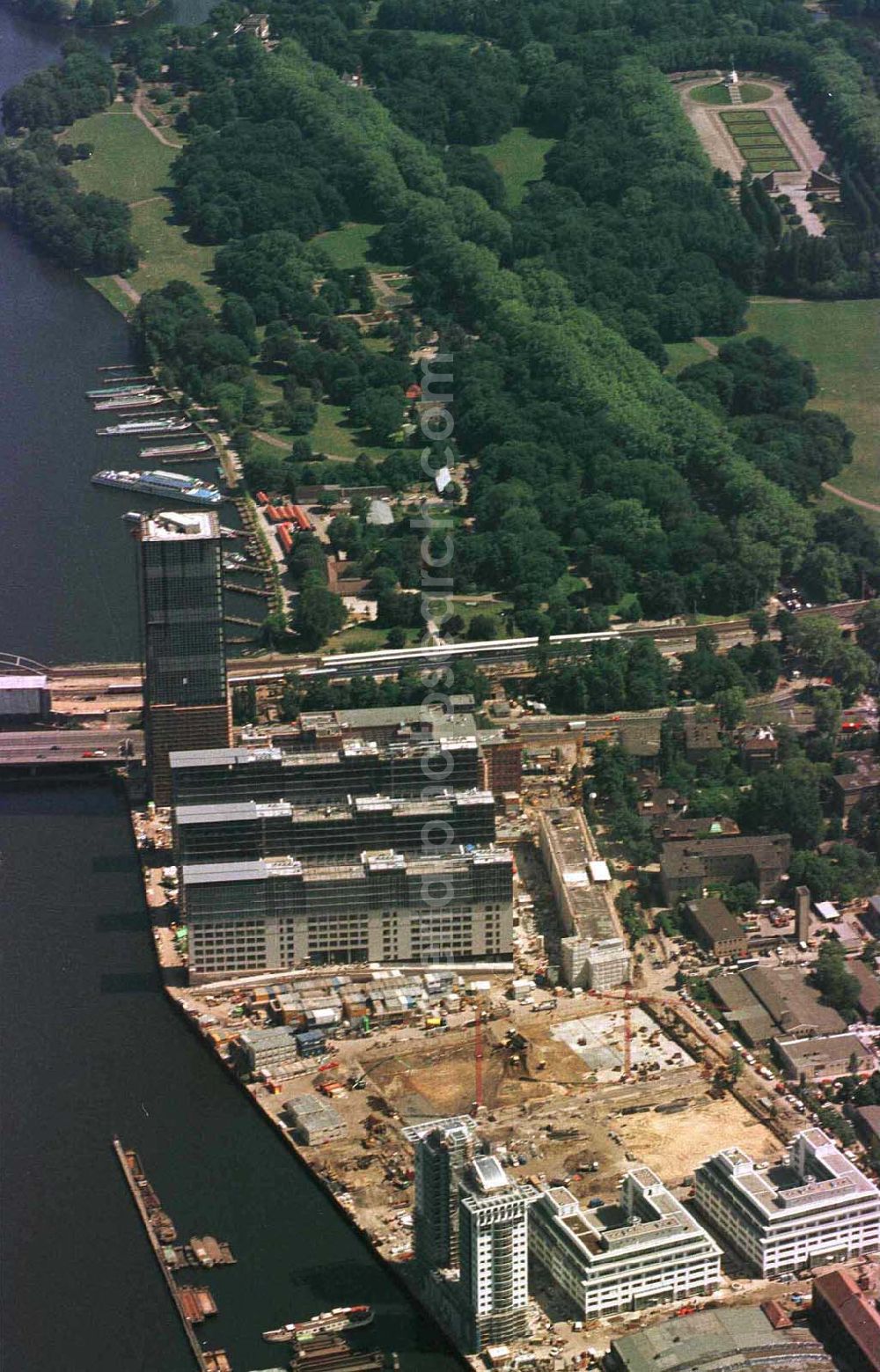 Berlin-Treptow from the bird's eye view: Bürokomplexbau Treptower an der Elsenbrücke.