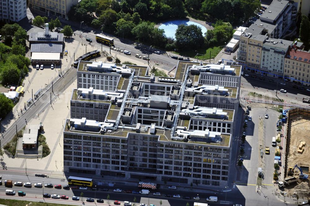 Aerial image Berlin Mitte - Blick auf den Büroneubau Nordbahnhof Carrée am Nordbahnhof in Berlin-Mitte. Es handelt sich um ein Bürogebäude der Deutsche Bahn AG, gebaut durch die Firma FRANKONIA Eurobau AG. Die FRANKONIA Eurobau AG und ihr Projektpartner, der LVM Landwirtschaftlicher Versicherungsverein Münster a.G., haben diesen Neubau an den Immobilienfonds Euroffice der französischen Investmentgesellschaft AEW Europe verkauft. View on the newly constructed office Nordbahnhof Carrée at the Nordbahnhof in Berlin-Mitte. It's an office block of the Deutsche Bahn AG and has been built by the company FRANKONIA EUROBAU AG.