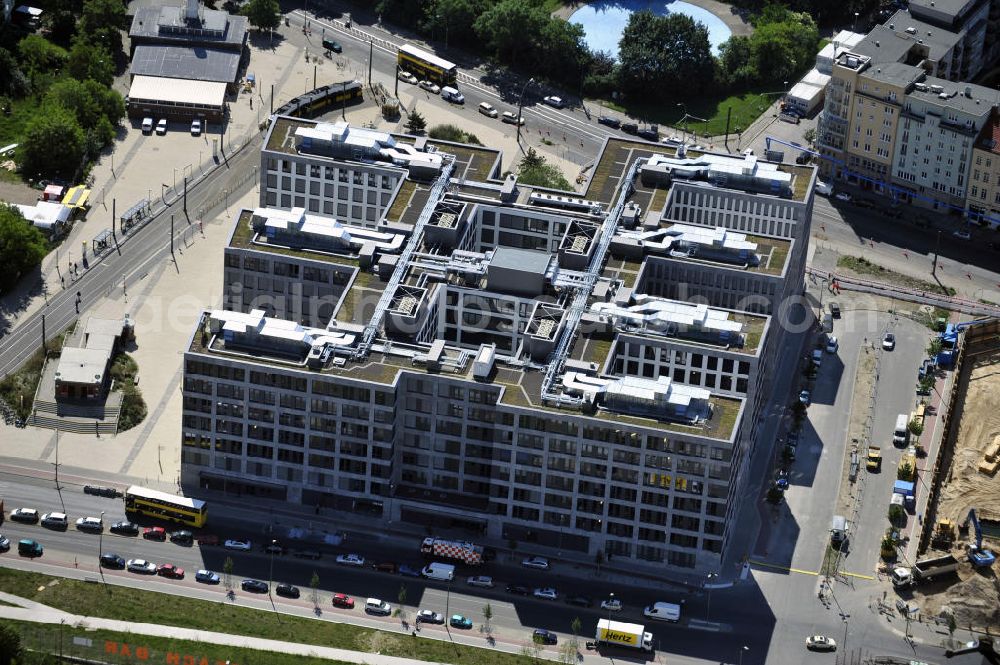 Aerial photograph Berlin Mitte - Blick auf den Büroneubau Nordbahnhof Carrée am Nordbahnhof in Berlin-Mitte. Es handelt sich um ein Bürogebäude der Deutsche Bahn AG, gebaut durch die Firma FRANKONIA Eurobau AG. Die FRANKONIA Eurobau AG und ihr Projektpartner, der LVM Landwirtschaftlicher Versicherungsverein Münster a.G., haben diesen Neubau an den Immobilienfonds Euroffice der französischen Investmentgesellschaft AEW Europe verkauft. View on the newly constructed office Nordbahnhof Carrée at the Nordbahnhof in Berlin-Mitte. It's an office block of the Deutsche Bahn AG and has been built by the company FRANKONIA EUROBAU AG.