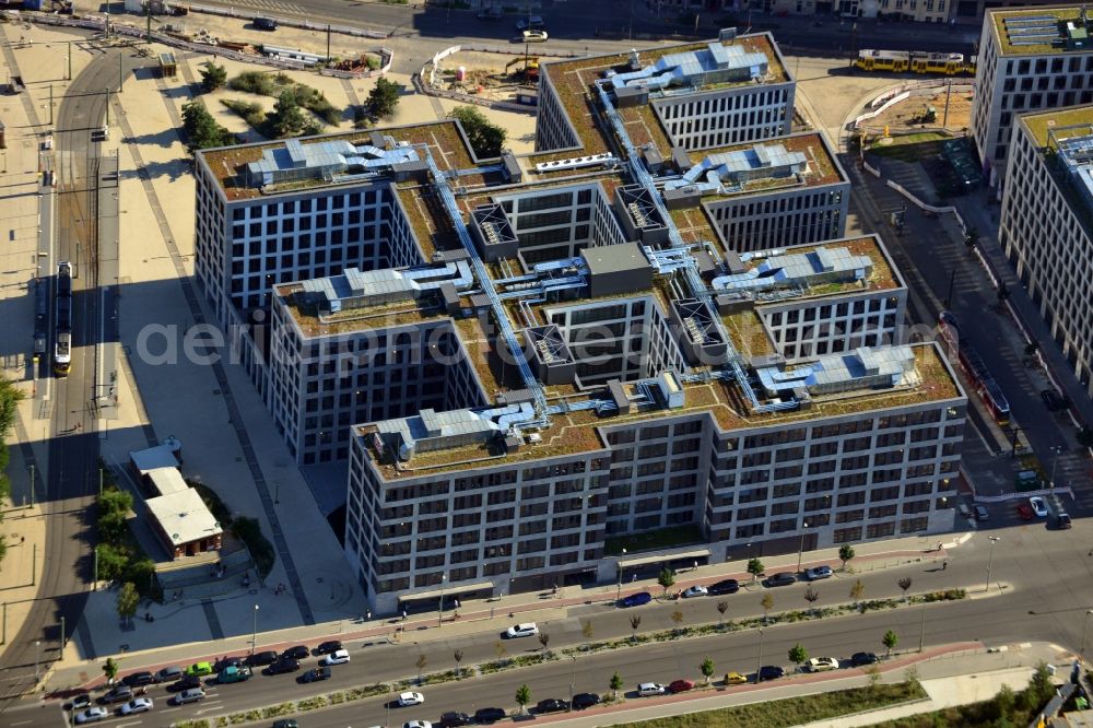 Berlin from the bird's eye view: Blick auf den Büroneubau Nordbahnhof Carrée am Nordbahnhof in Berlin-Mitte. Es handelt sich um ein Bürogebäude der Deutsche Bahn AG, gebaut durch die Firma FRANKONIA Eurobau AG. Die FRANKONIA Eurobau AG und ihr Projektpartner, der LVM Landwirtschaftlicher Versicherungsverein Münster a.G., haben diesen Neubau an den Immobilienfonds Euroffice der französischen Investmentgesellschaft AEW Europe verkauft. View on the newly constructed office Nordbahnhof Carrée at the Nordbahnhof in Berlin-Mitte. It's an office block of the Deutsche Bahn AG and has been built by the company FRANKONIA EUROBAU AG.