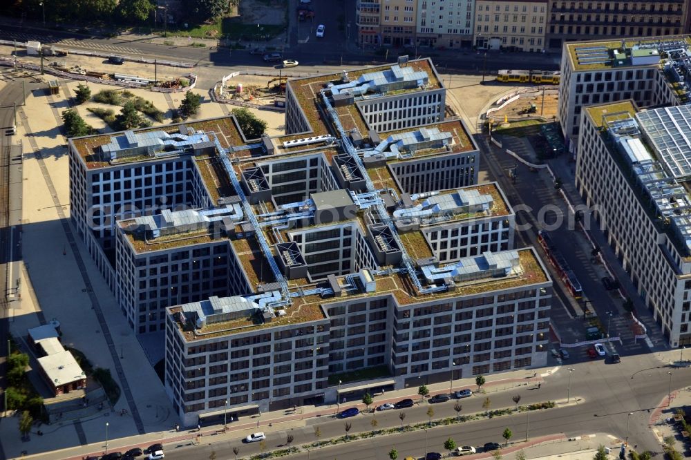 Aerial image Berlin - Blick auf den Büroneubau Nordbahnhof Carrée am Nordbahnhof in Berlin-Mitte. Es handelt sich um ein Bürogebäude der Deutsche Bahn AG, gebaut durch die Firma FRANKONIA Eurobau AG. Die FRANKONIA Eurobau AG und ihr Projektpartner, der LVM Landwirtschaftlicher Versicherungsverein Münster a.G., haben diesen Neubau an den Immobilienfonds Euroffice der französischen Investmentgesellschaft AEW Europe verkauft. View on the newly constructed office Nordbahnhof Carrée at the Nordbahnhof in Berlin-Mitte. It's an office block of the Deutsche Bahn AG and has been built by the company FRANKONIA EUROBAU AG.