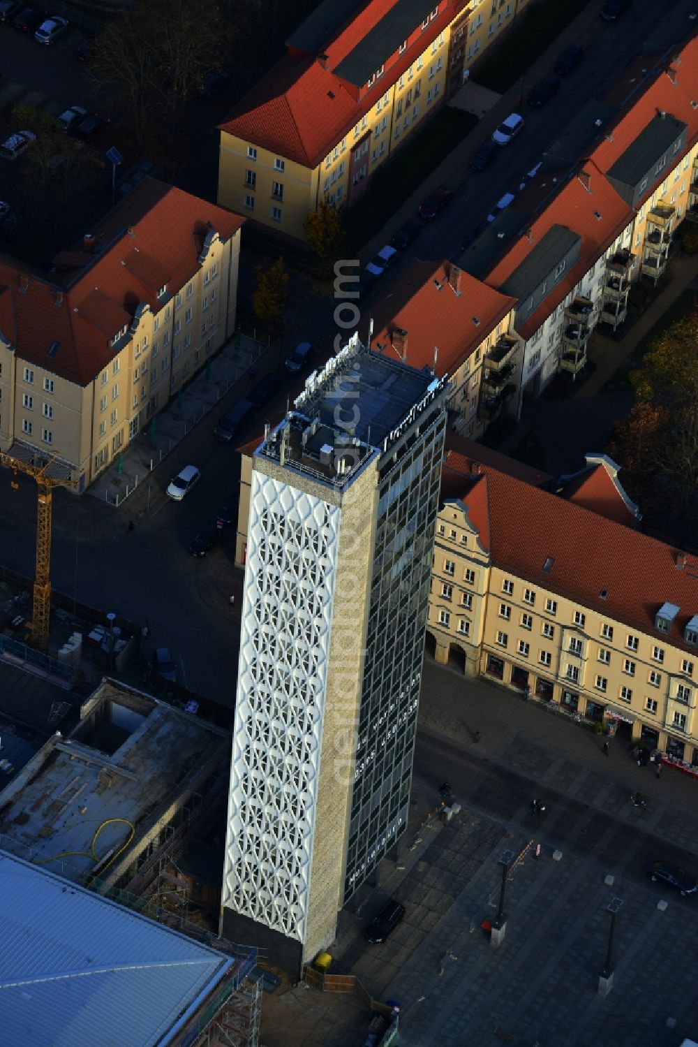 Neubrandenburg from above - Office tower belonging to Haus der Kultur und Bildung HKB . The building is mainly used for commercial purposes. The WindBauer Gmbh and the RWI Regionale Wirtschaftsinitiative Ost Mecklenburg-Vorpommern e. V. have their headquarters here. The building is situated on Marktplatz in Neubrandenburg in Mecklenburg-Vorpommern