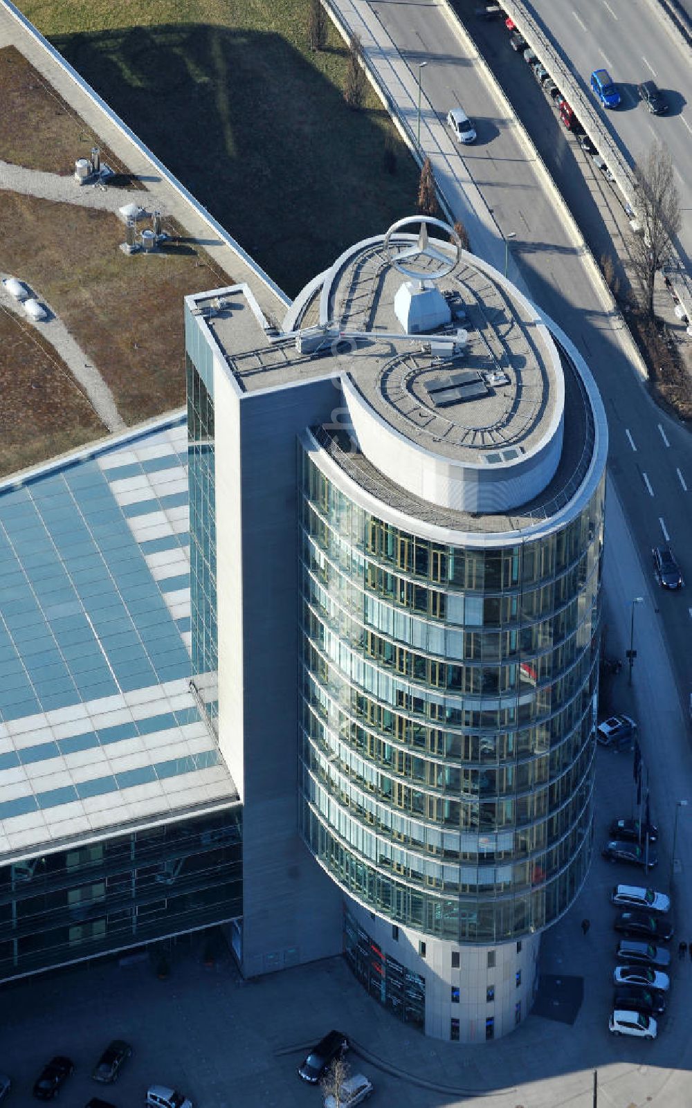 München from above - Der Büroturm des Mercedes-Benz Center an der Arnulfstraße in München. The office tower of the Mercedes-Benz administrative building at the Arnulfstrasse in Munich.