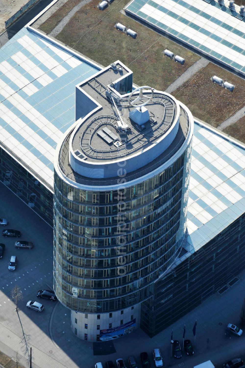 München from the bird's eye view: Der Büroturm des Mercedes-Benz Center an der Arnulfstraße in München. The office tower of the Mercedes-Benz administrative building at the Arnulfstrasse in Munich.