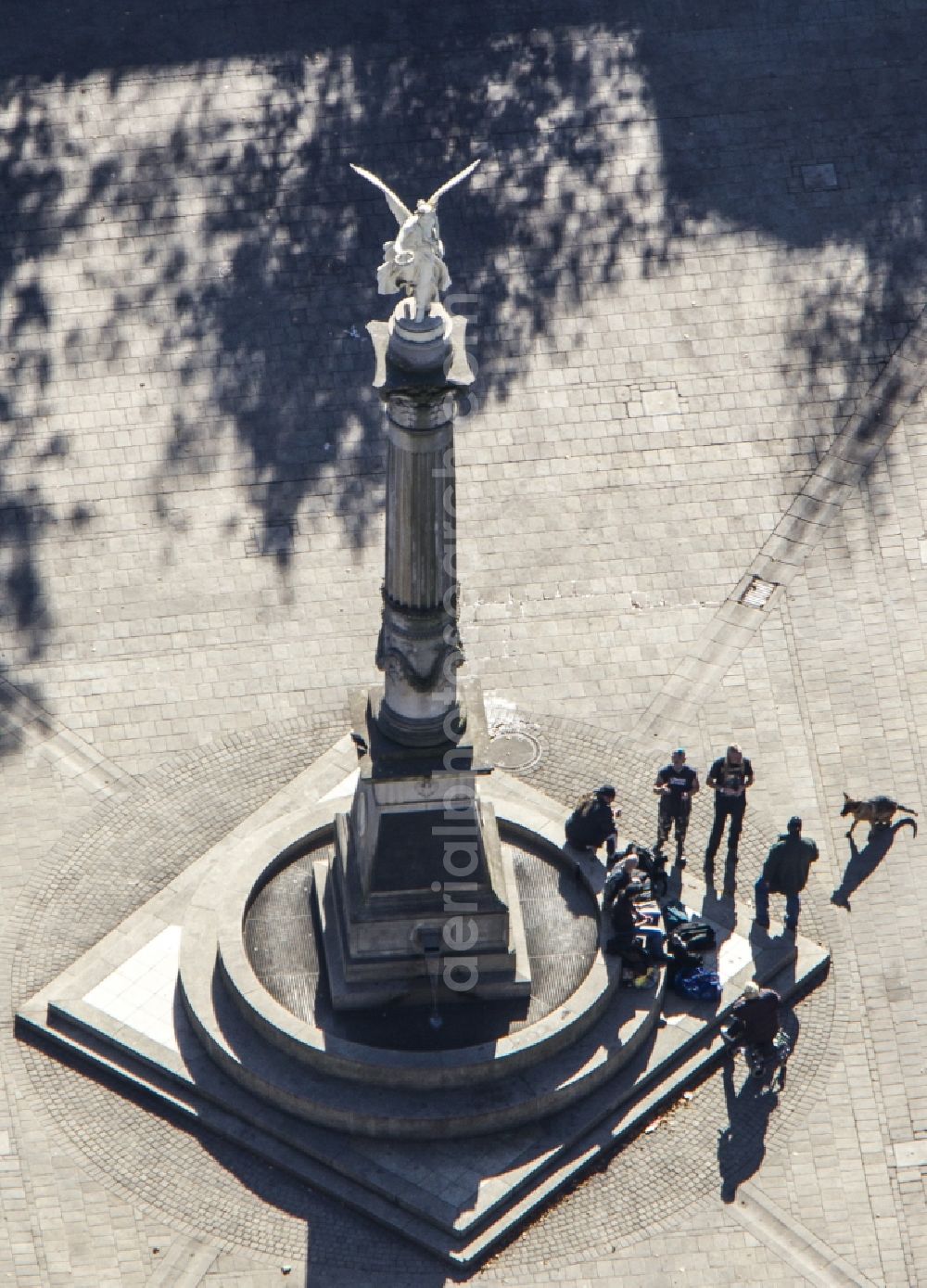 Oberhausen from the bird's eye view: Fountain with angel figure at the Old Market in Oberhausen in the Ruhr area in North Rhine-Westphalia