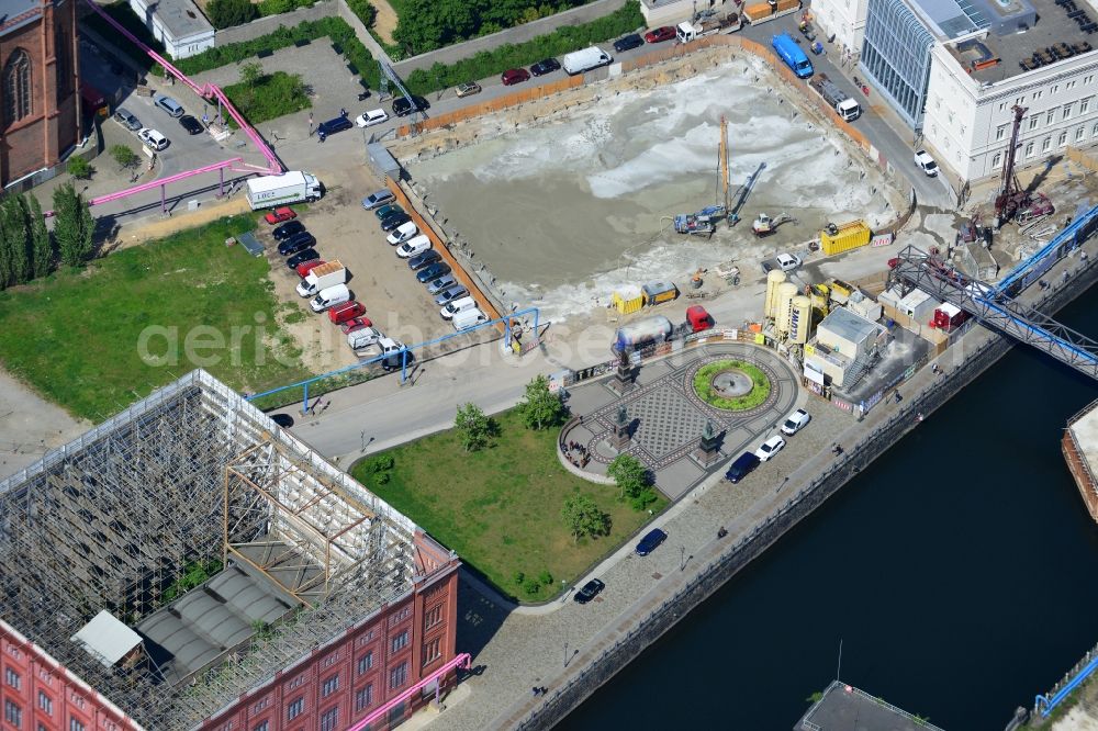 Aerial image Berlin Mitte - Fountain on the Schinkelplatz as an oasis in the desert land on the River Spree in Berlin