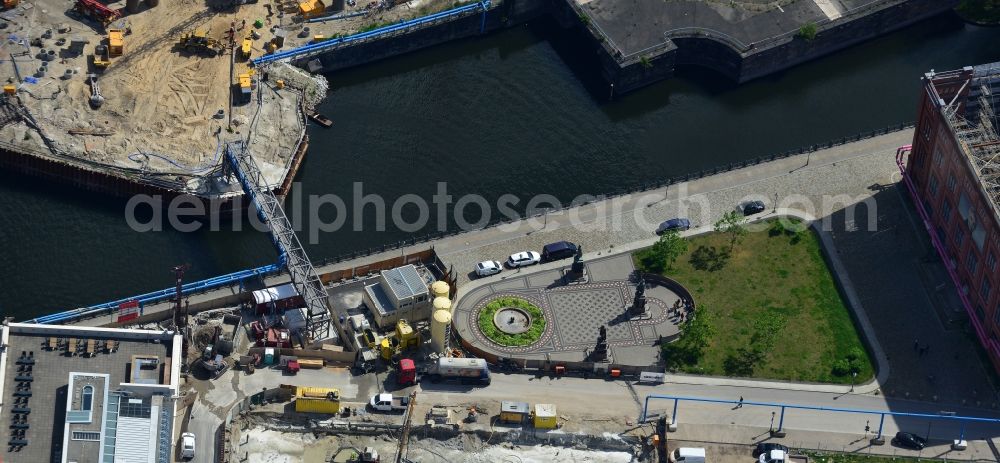 Aerial photograph Berlin Mitte - Fountain on the Schinkelplatz as an oasis in the desert land on the River Spree in Berlin