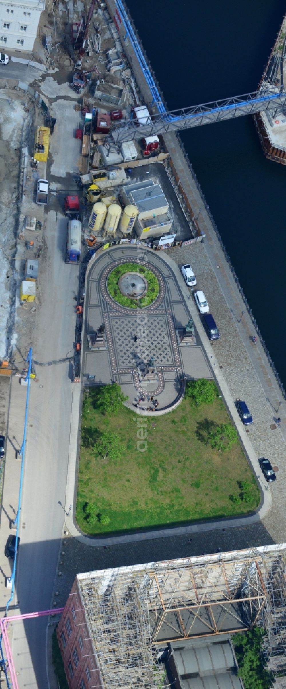 Aerial image Berlin Mitte - Fountain on the Schinkelplatz as an oasis in the desert land on the River Spree in Berlin