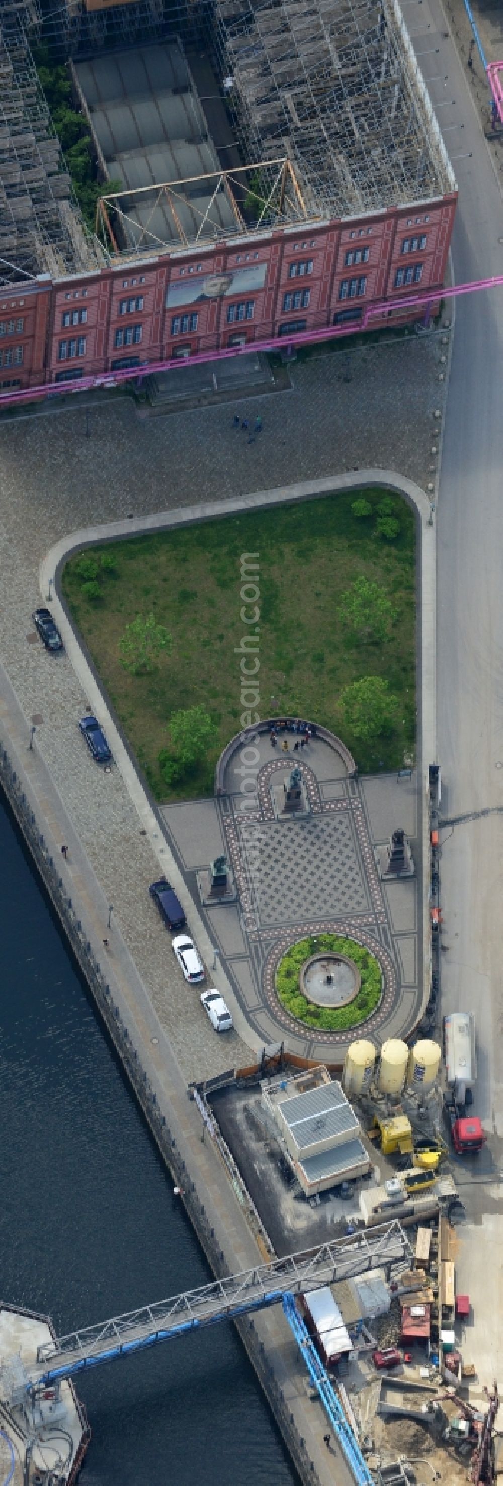 Aerial photograph Berlin Mitte - Fountain on the Schinkelplatz as an oasis in the desert land on the River Spree in Berlin