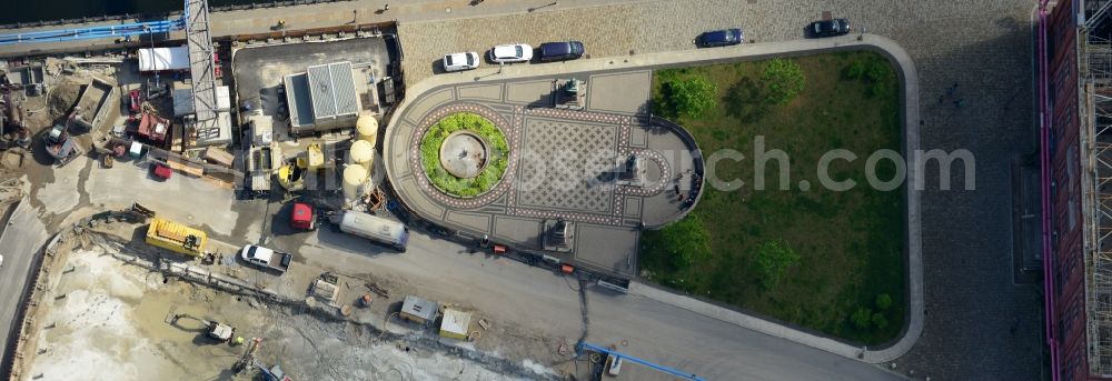 Berlin Mitte from the bird's eye view: Fountain on the Schinkelplatz as an oasis in the desert land on the River Spree in Berlin