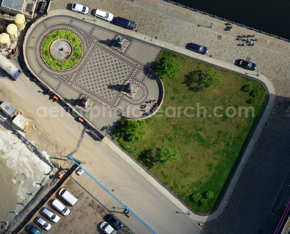 Aerial image Berlin Mitte - Fountain on the Schinkelplatz as an oasis in the desert land on the River Spree in Berlin