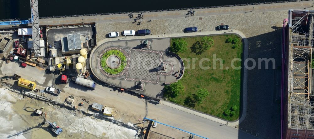 Berlin Mitte from above - Fountain on the Schinkelplatz as an oasis in the desert land on the River Spree in Berlin