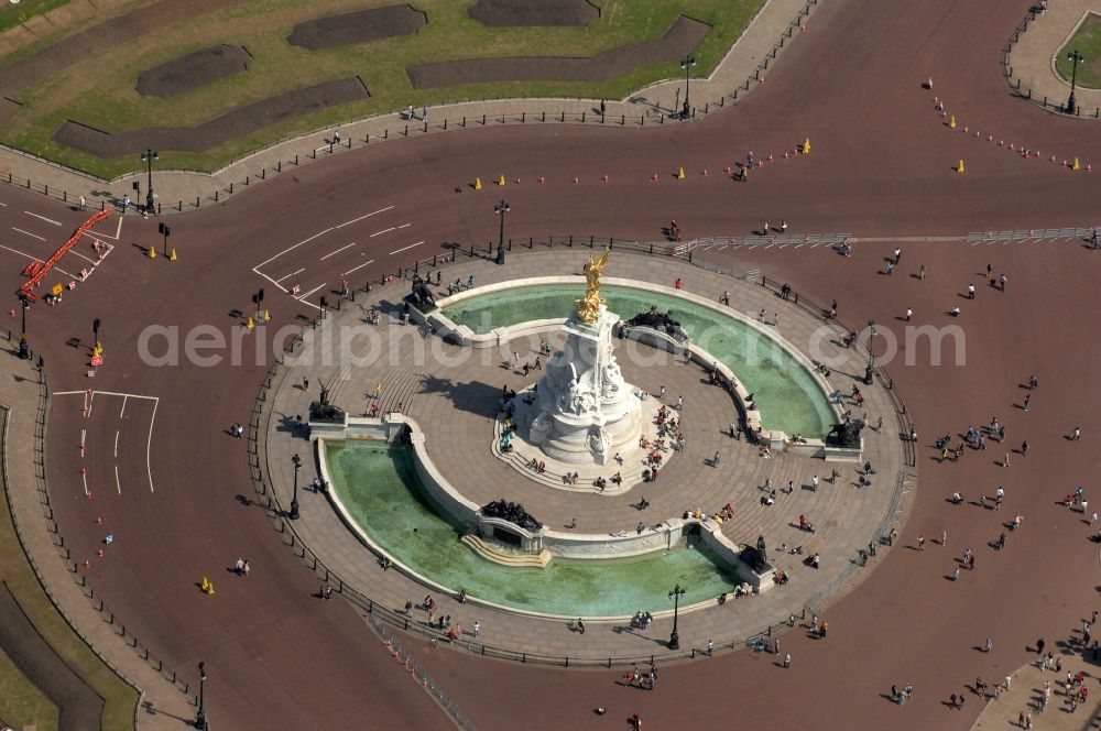 Aerial photograph London - Victoria Fountain at Buckingham Palace in the city borough of City of Westminster in London