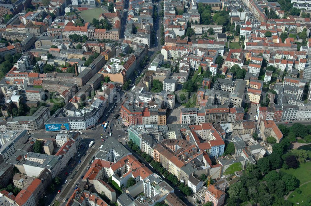 Berlin from above - Blick auf die Wohngebiete an der Brunnenstrasse / Torstrasse in 10119 Berlin - Mitte am Rosenthaler Platz. View of the residential areas to the well Street Torstrasse in 10119 Berlin - Mitte on Rosenthaler Platz.