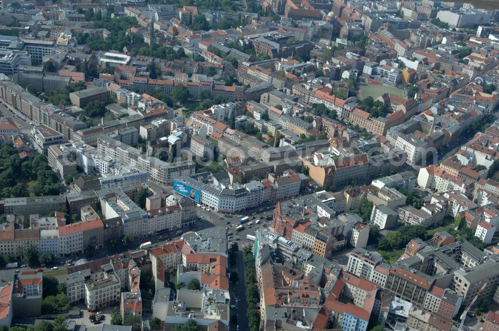 Berlin from the bird's eye view: Blick auf die Wohngebiete an der Brunnenstrasse / Torstrasse in 10119 Berlin - Mitte am Rosenthaler Platz. View of the residential areas to the well Street Torstrasse in 10119 Berlin - Mitte on Rosenthaler Platz.