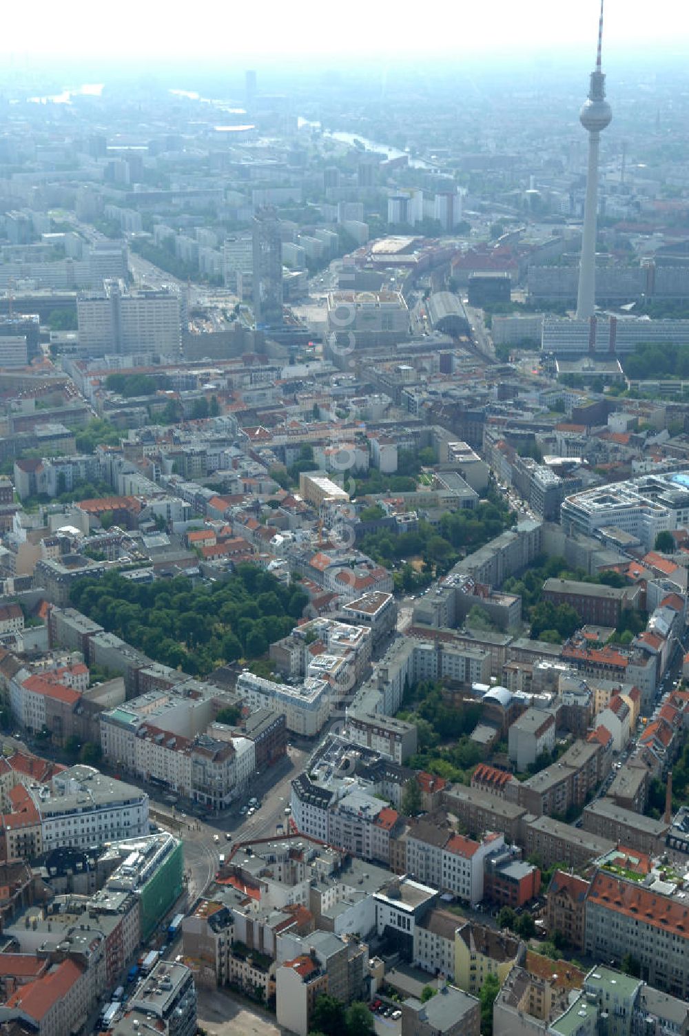 Aerial photograph Berlin - Blick auf die Wohngebiete an der Brunnenstrasse / Torstrasse in 10119 Berlin - Mitte am Rosenthaler Platz. View of the residential areas to the well Street Torstrasse in 10119 Berlin - Mitte on Rosenthaler Platz.