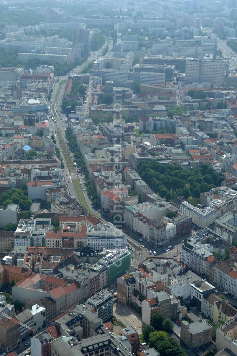 Berlin from the bird's eye view: Blick auf die Wohngebiete an der Brunnenstrasse / Torstrasse in 10119 Berlin - Mitte am Rosenthaler Platz. View of the residential areas to the well Street Torstrasse in 10119 Berlin - Mitte on Rosenthaler Platz.