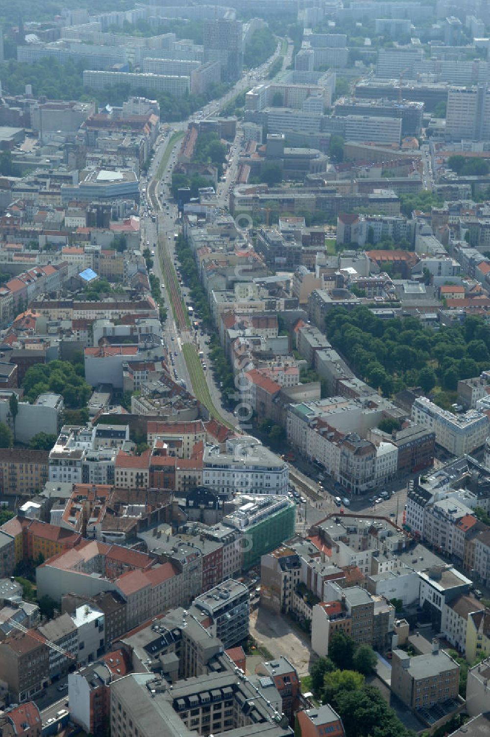 Aerial image Berlin - Blick auf die Wohngebiete an der Brunnenstrasse / Torstrasse in 10119 Berlin - Mitte am Rosenthaler Platz. View of the residential areas to the well Street Torstrasse in 10119 Berlin - Mitte on Rosenthaler Platz.