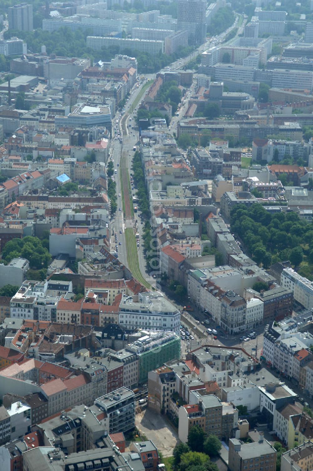 Aerial photograph Berlin - Blick auf die Wohngebiete an der Brunnenstrasse / Torstrasse in 10119 Berlin - Mitte am Rosenthaler Platz. View of the residential areas to the well Street Torstrasse in 10119 Berlin - Mitte on Rosenthaler Platz.