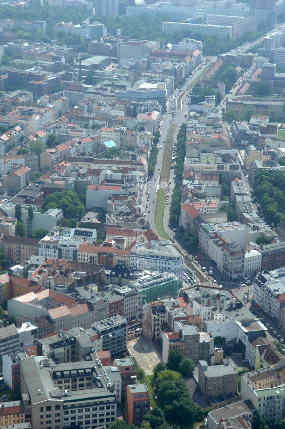 Berlin from above - Blick auf die Wohngebiete an der Brunnenstrasse / Torstrasse in 10119 Berlin - Mitte am Rosenthaler Platz. View of the residential areas to the well Street Torstrasse in 10119 Berlin - Mitte on Rosenthaler Platz.