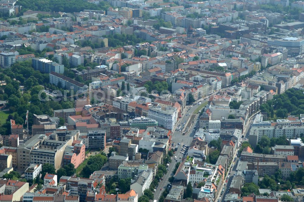 Berlin from the bird's eye view: Blick auf die Wohngebiete an der Brunnenstrasse / Torstrasse in 10119 Berlin - Mitte am Rosenthaler Platz. View of the residential areas to the well Street Torstrasse in 10119 Berlin - Mitte on Rosenthaler Platz.