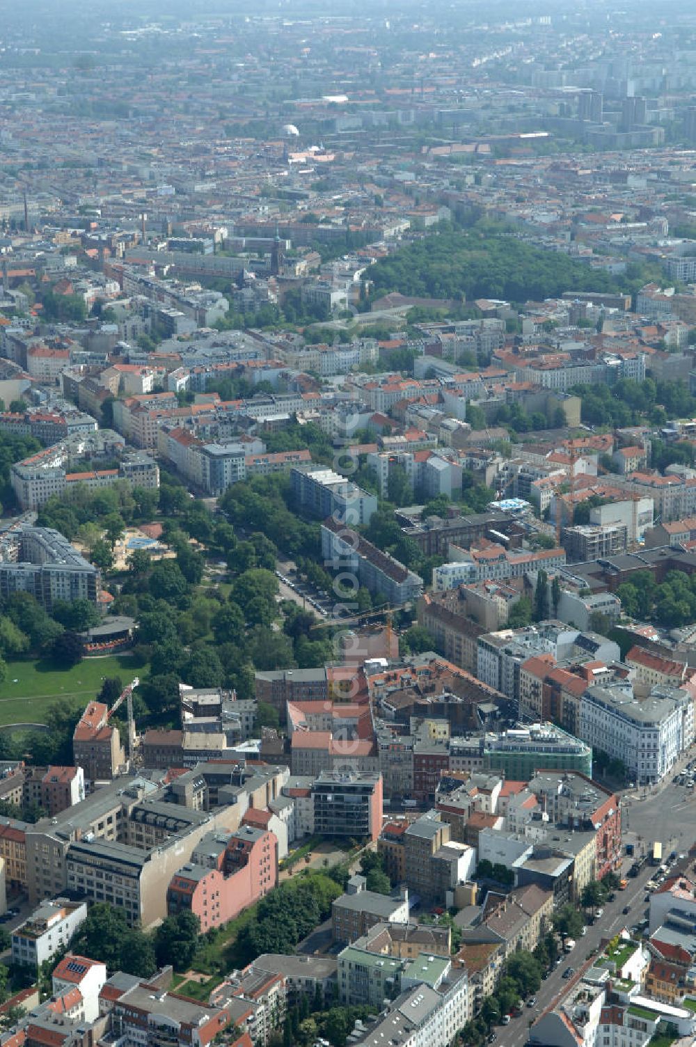 Aerial photograph Berlin - Blick auf die Wohngebiete an der Brunnenstrasse / Torstrasse in 10119 Berlin - Mitte am Rosenthaler Platz. View of the residential areas to the well Street Torstrasse in 10119 Berlin - Mitte on Rosenthaler Platz.