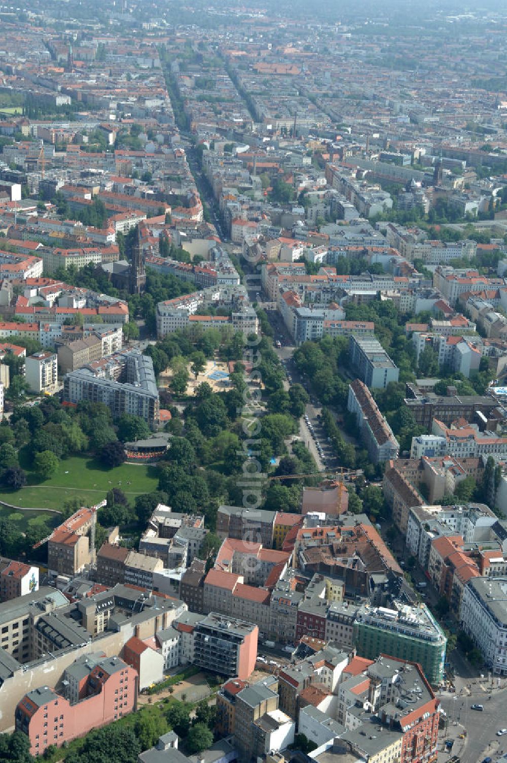 Berlin from the bird's eye view: Blick auf die Wohngebiete an der Brunnenstrasse / Torstrasse in 10119 Berlin - Mitte am Rosenthaler Platz. View of the residential areas to the well Street Torstrasse in 10119 Berlin - Mitte on Rosenthaler Platz.