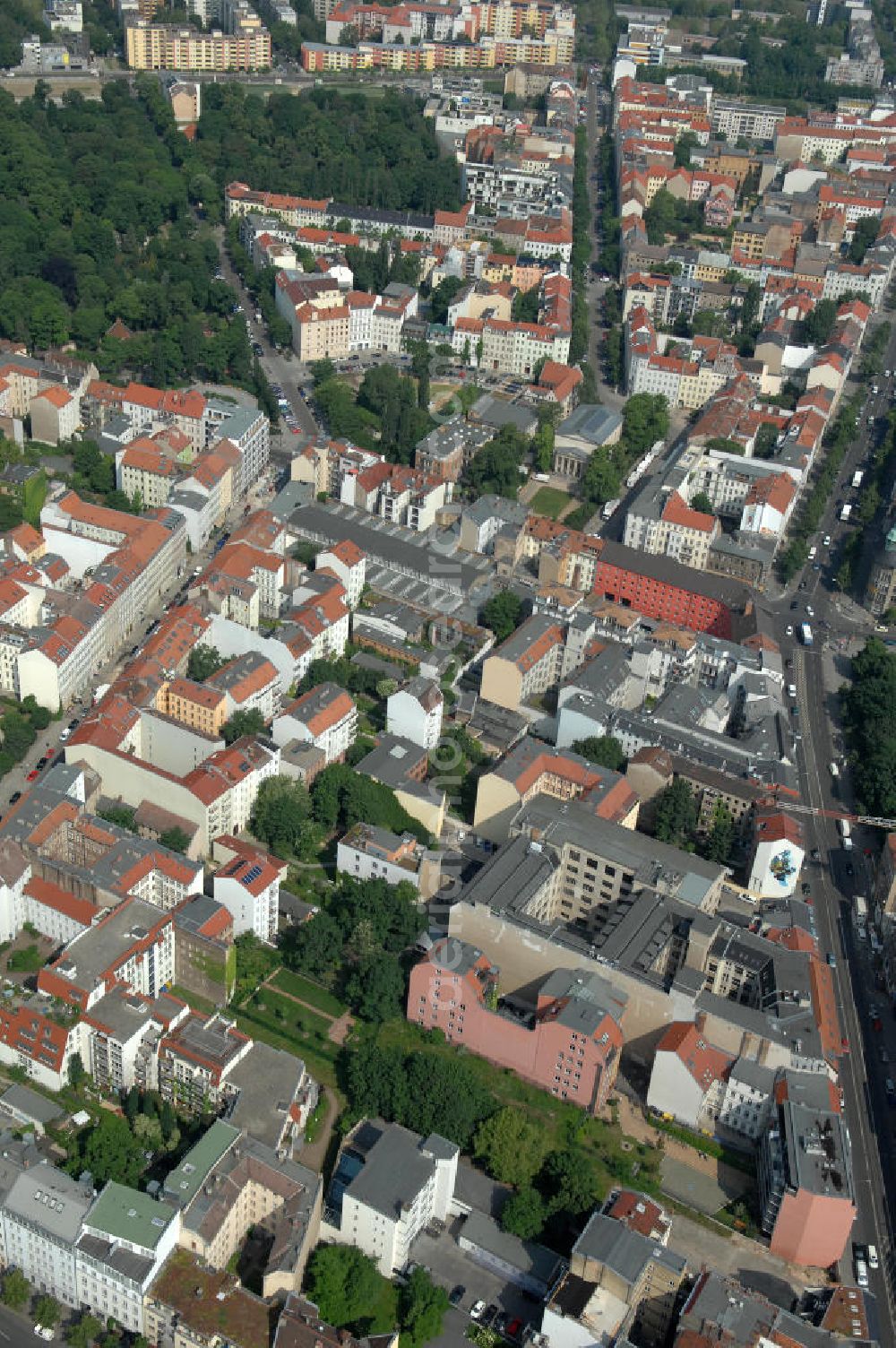 Aerial image Berlin - Blick auf die Wohngebiete an der Brunnenstrasse / Torstrasse in 10119 Berlin - Mitte am Rosenthaler Platz. View of the residential areas to the well Street Torstrasse in 10119 Berlin - Mitte on Rosenthaler Platz.