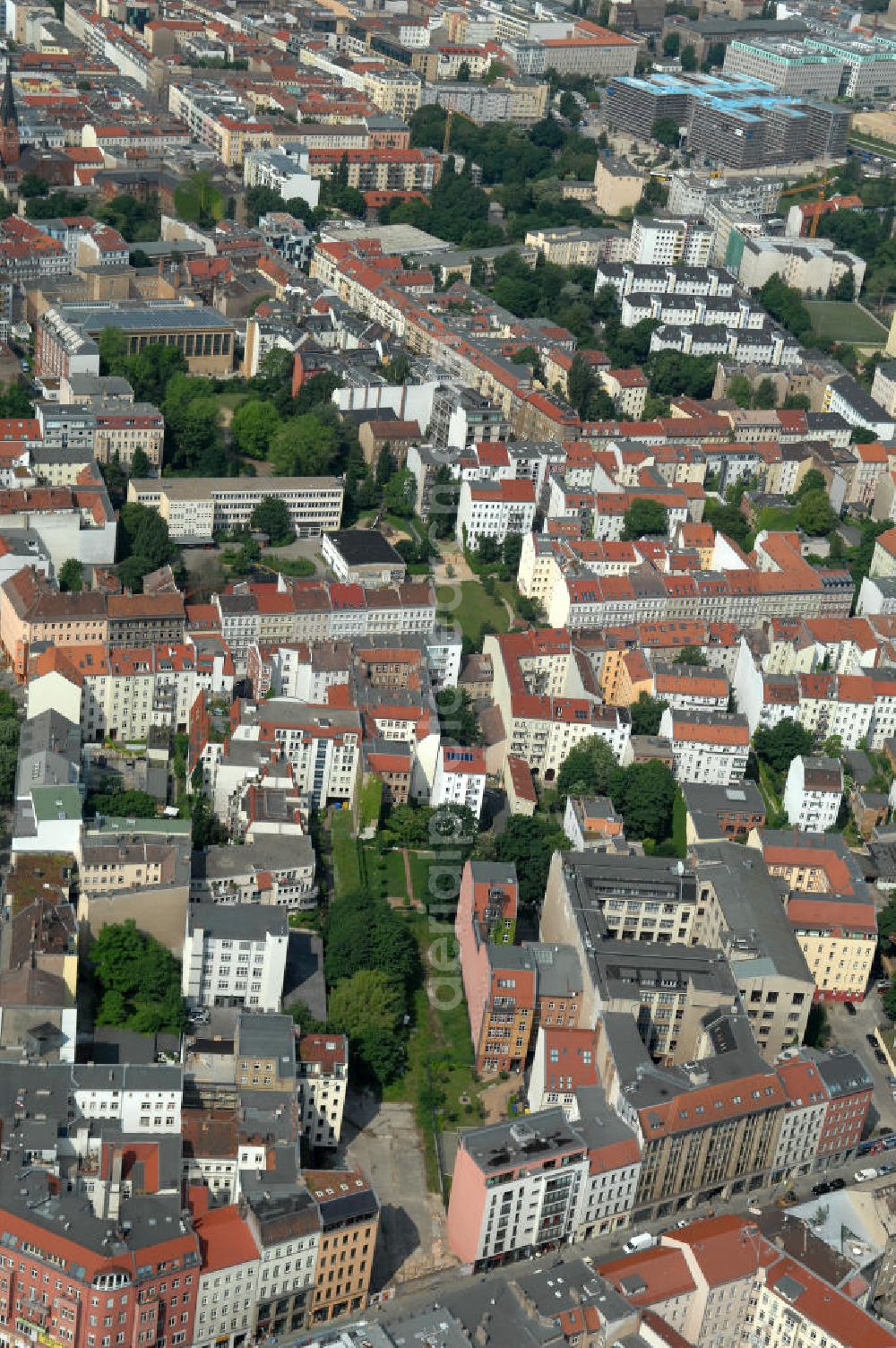 Berlin from above - Blick auf die Wohngebiete an der Brunnenstrasse / Torstrasse in 10119 Berlin - Mitte am Rosenthaler Platz. View of the residential areas to the well Street Torstrasse in 10119 Berlin - Mitte on Rosenthaler Platz.