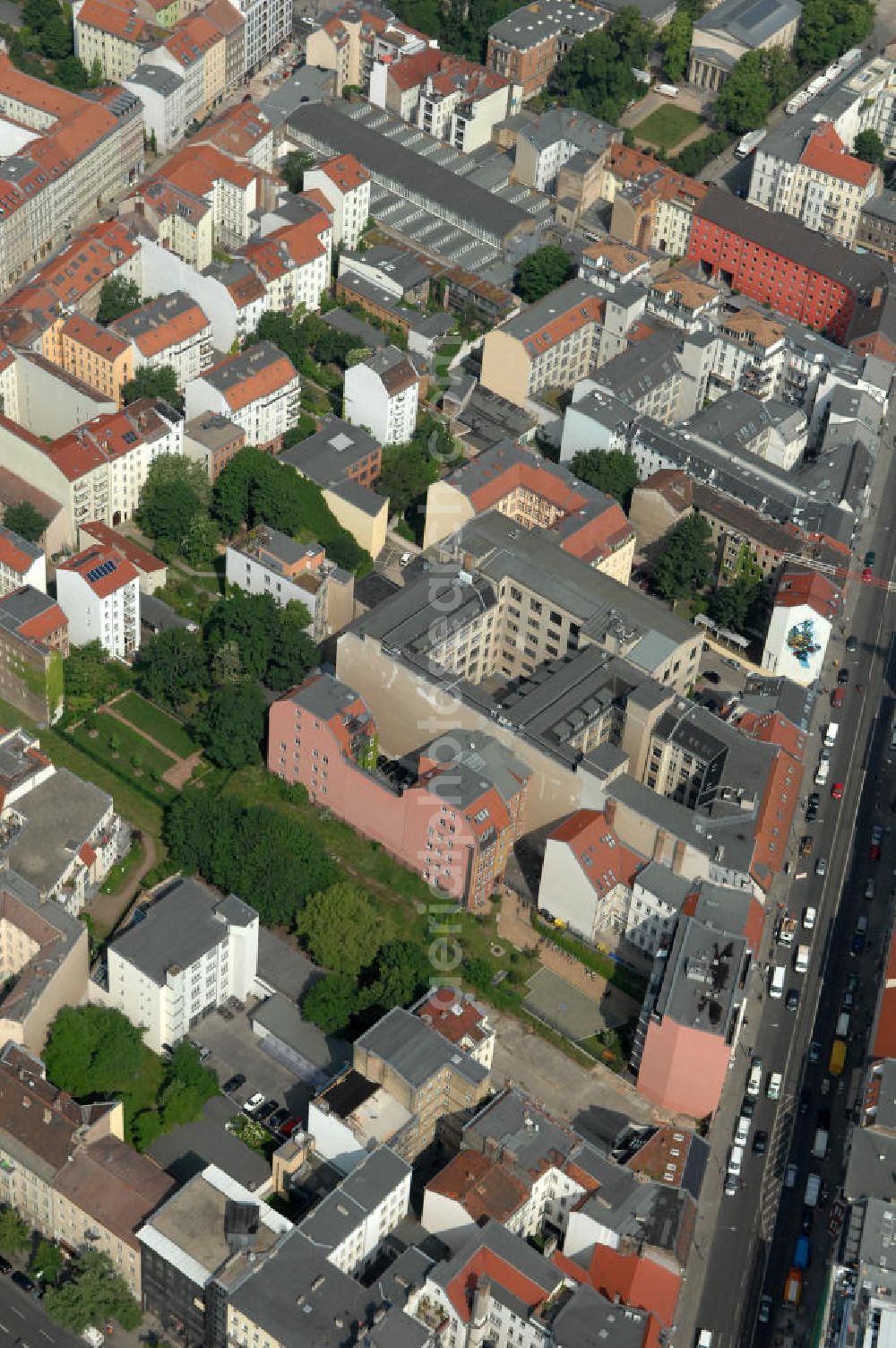 Aerial photograph Berlin - Blick auf die Wohngebiete an der Brunnenstrasse / Torstrasse in 10119 Berlin - Mitte am Rosenthaler Platz. View of the residential areas to the well Street Torstrasse in 10119 Berlin - Mitte on Rosenthaler Platz.