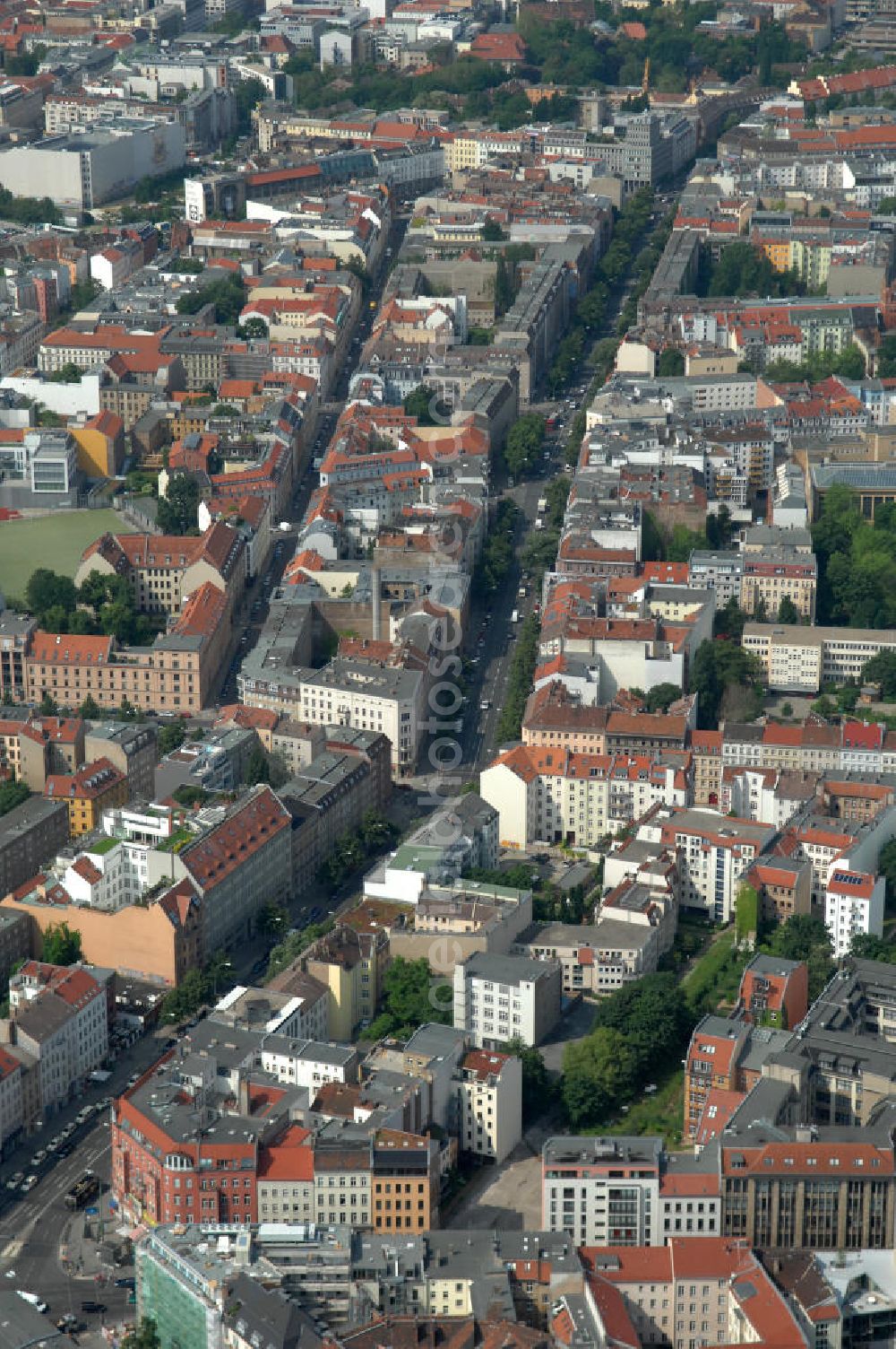 Berlin from above - Blick auf die Wohngebiete an der Brunnenstrasse / Torstrasse in 10119 Berlin - Mitte am Rosenthaler Platz. View of the residential areas to the well Street Torstrasse in 10119 Berlin - Mitte on Rosenthaler Platz.