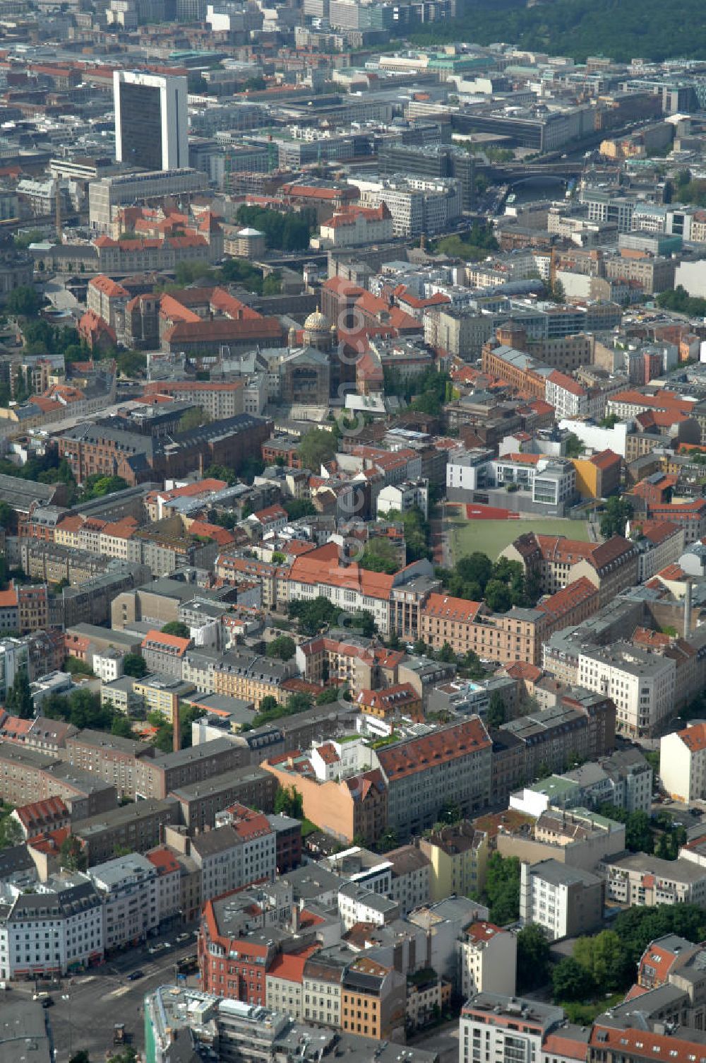 Berlin from the bird's eye view: Blick auf die Wohngebiete an der Brunnenstrasse / Torstrasse in 10119 Berlin - Mitte am Rosenthaler Platz. View of the residential areas to the well Street Torstrasse in 10119 Berlin - Mitte on Rosenthaler Platz.