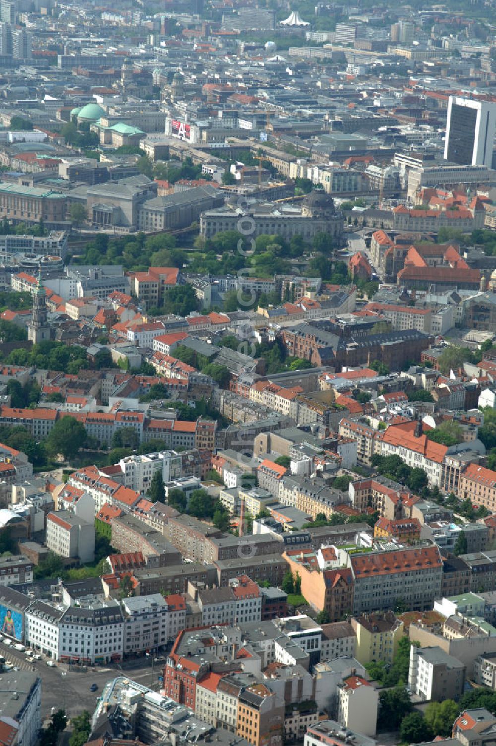 Aerial photograph Berlin - Blick auf die Wohngebiete an der Brunnenstrasse / Torstrasse in 10119 Berlin - Mitte am Rosenthaler Platz. View of the residential areas to the well Street Torstrasse in 10119 Berlin - Mitte on Rosenthaler Platz.