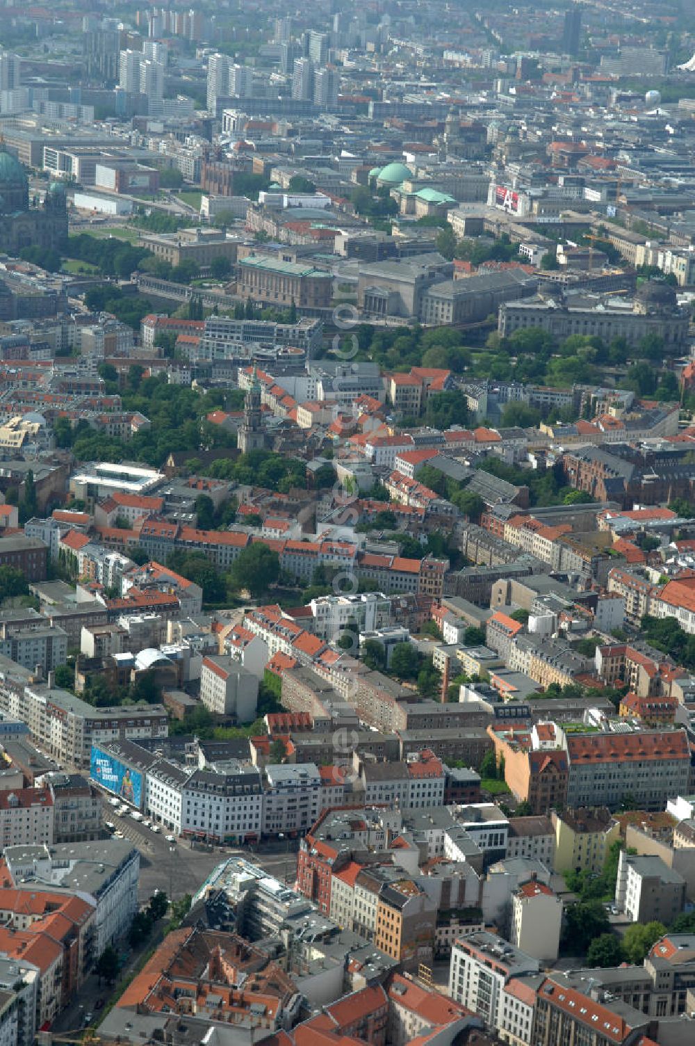 Berlin from above - Blick auf die Wohngebiete an der Brunnenstrasse / Torstrasse in 10119 Berlin - Mitte am Rosenthaler Platz. View of the residential areas to the well Street Torstrasse in 10119 Berlin - Mitte on Rosenthaler Platz.