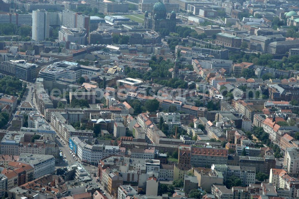 Berlin from above - Blick auf die Wohngebiete an der Brunnenstrasse / Torstrasse in 10119 Berlin - Mitte am Rosenthaler Platz. View of the residential areas to the well Street Torstrasse in 10119 Berlin - Mitte on Rosenthaler Platz.