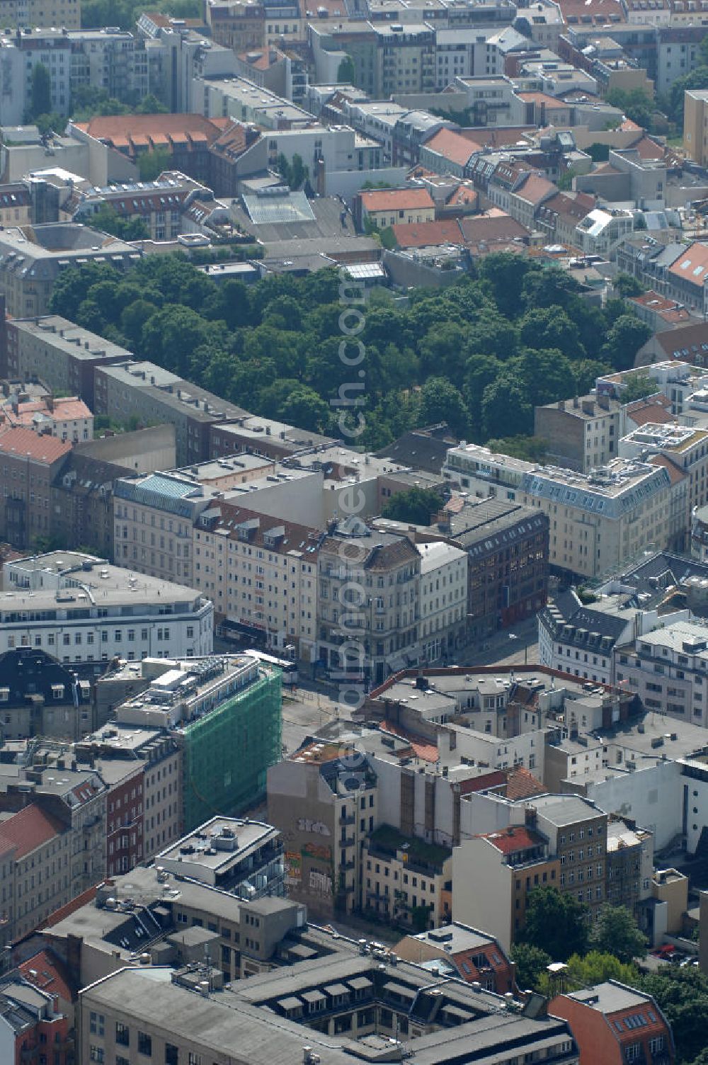 Berlin from the bird's eye view: Blick auf die Wohngebiete an der Brunnenstrasse / Torstrasse in 10119 Berlin - Mitte am Rosenthaler Platz. View of the residential areas to the well Street Torstrasse in 10119 Berlin - Mitte on Rosenthaler Platz.