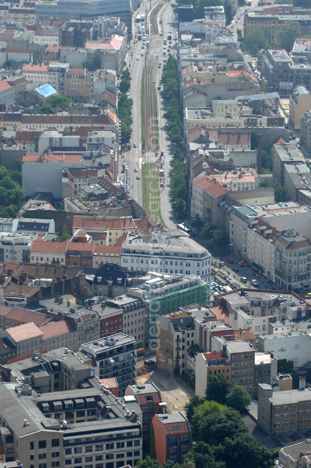 Aerial photograph Berlin - Blick auf die Wohngebiete an der Brunnenstrasse / Torstrasse in 10119 Berlin - Mitte am Rosenthaler Platz. View of the residential areas to the well Street Torstrasse in 10119 Berlin - Mitte on Rosenthaler Platz.