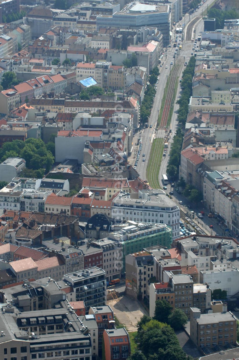 Berlin from above - Blick auf die Wohngebiete an der Brunnenstrasse / Torstrasse in 10119 Berlin - Mitte am Rosenthaler Platz. View of the residential areas to the well Street Torstrasse in 10119 Berlin - Mitte on Rosenthaler Platz.