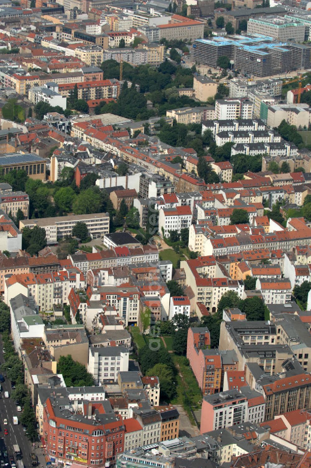 Berlin from the bird's eye view: Blick auf die Wohngebiete an der Brunnenstrasse / Torstrasse in 10119 Berlin - Mitte am Rosenthaler Platz. View of the residential areas to the well Street Torstrasse in 10119 Berlin - Mitte on Rosenthaler Platz.