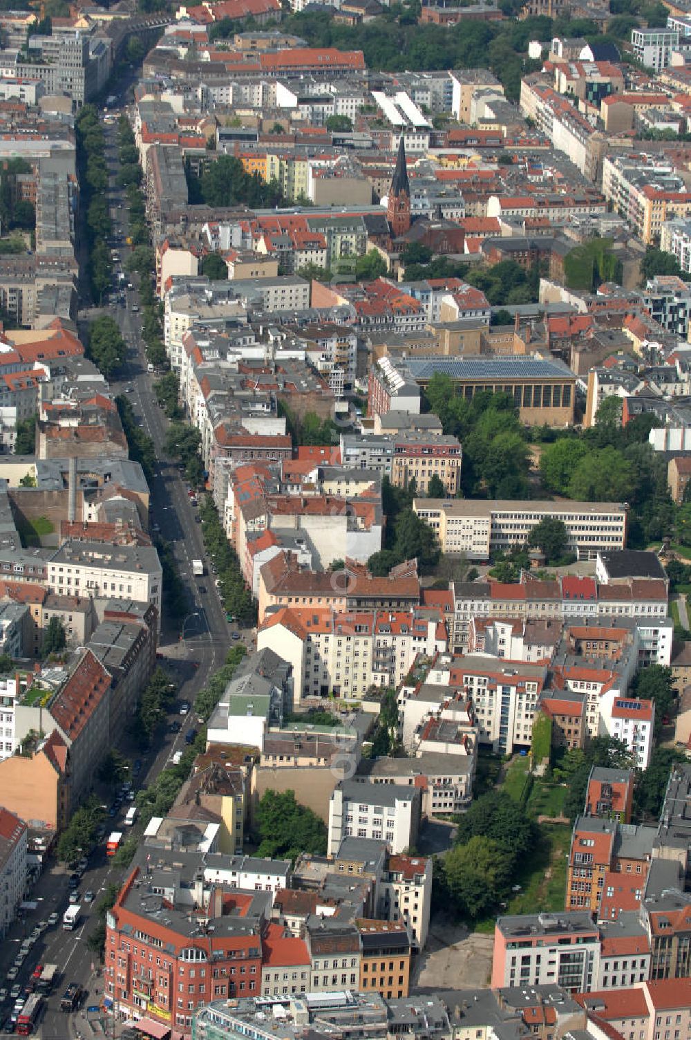 Berlin from above - Blick auf die Wohngebiete an der Brunnenstrasse / Torstrasse in 10119 Berlin - Mitte am Rosenthaler Platz. View of the residential areas to the well Street Torstrasse in 10119 Berlin - Mitte on Rosenthaler Platz.