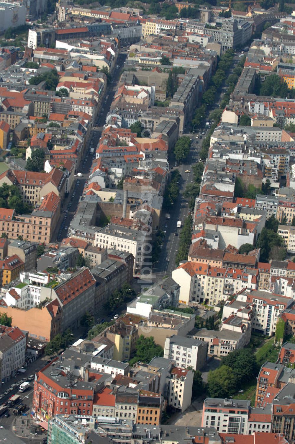 Aerial image Berlin - Blick auf die Wohngebiete an der Brunnenstrasse / Torstrasse in 10119 Berlin - Mitte am Rosenthaler Platz. View of the residential areas to the well Street Torstrasse in 10119 Berlin - Mitte on Rosenthaler Platz.