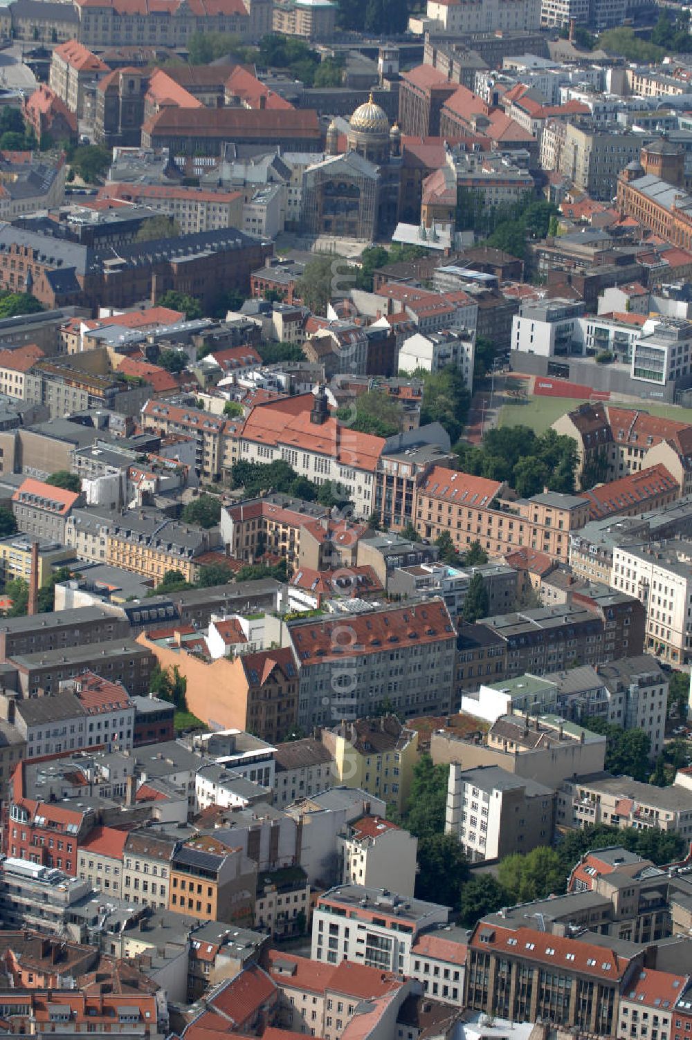 Aerial photograph Berlin - Blick auf die Wohngebiete an der Brunnenstrasse / Torstrasse in 10119 Berlin - Mitte am Rosenthaler Platz. View of the residential areas to the well Street Torstrasse in 10119 Berlin - Mitte on Rosenthaler Platz.