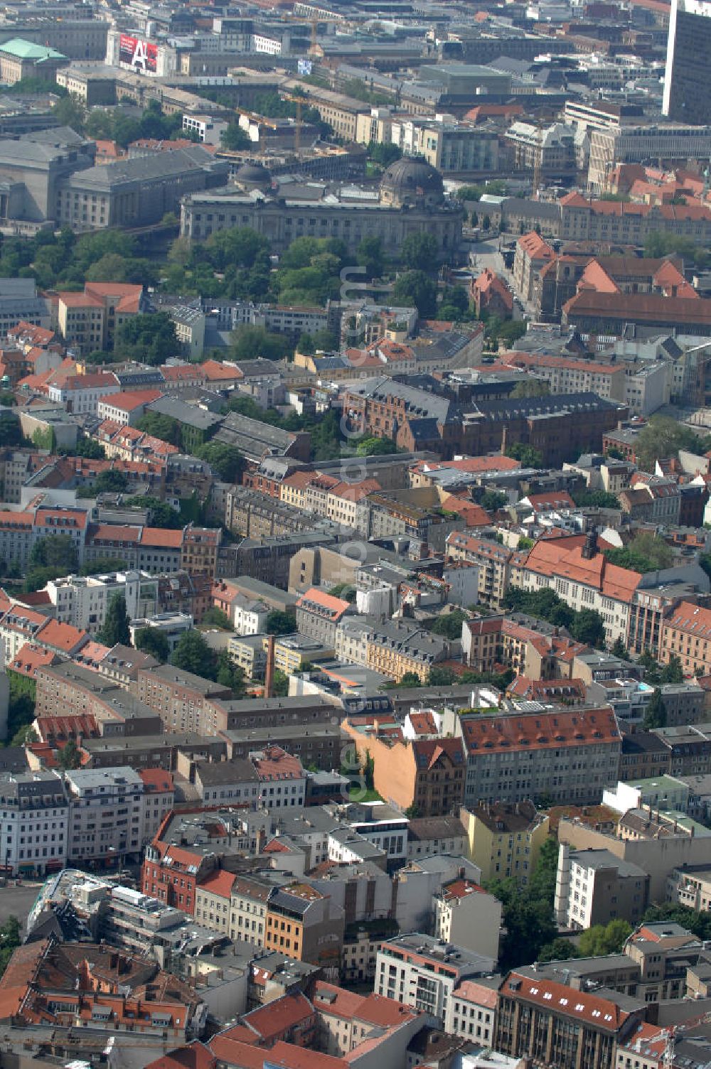 Berlin from above - Blick auf die Wohngebiete an der Brunnenstrasse / Torstrasse in 10119 Berlin - Mitte am Rosenthaler Platz. View of the residential areas to the well Street Torstrasse in 10119 Berlin - Mitte on Rosenthaler Platz.